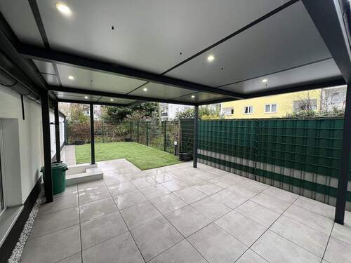 Terrasse (Ansicht 1) - Frisch sanierte 2-Zimmer-Wohnung mit großer überdachter Terrasse in Top-Lage