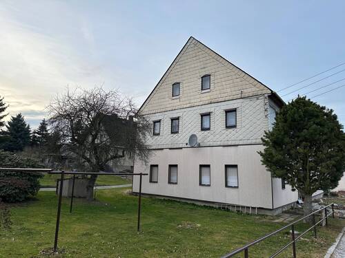 Seitenansicht Gebäude mit Garten - 9 Zimmer Mehrfamilienhaus, Wohnhaus in Königswalde
