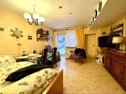 Zimmer EG mit Ausgang zur Terrasse - 