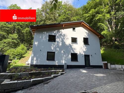 Straßenansicht - Neues Zweifamilienhaus am Waldrand - Schöner Wohnen in der Natur!