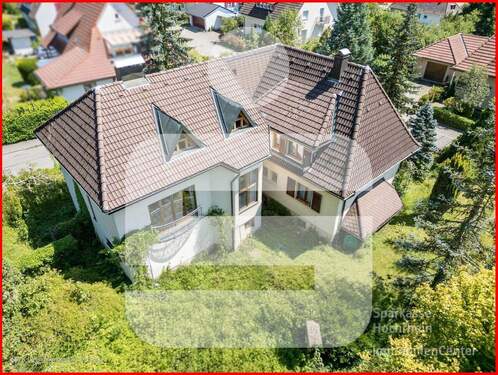 mit KI bearbeitet bzw. einen Busch entfernt, um mehr vom Haus zu sehen - Toplage in Bad Säckingen! Fast 900 qm Grundstück und über 200 qm Wohnfläche mit viel Potenzial