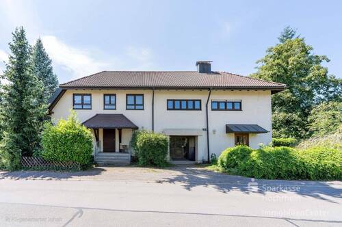 mit KI bearbeitet bzw. einen Baum entfernt, um mehr vom Haus zu sehen - 1 Zimmer Mehrfamilienhaus, Wohnhaus in Bad Säckingen