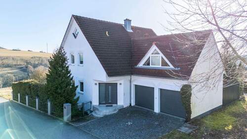 Doppelgarage mit elektrischen Toren - 