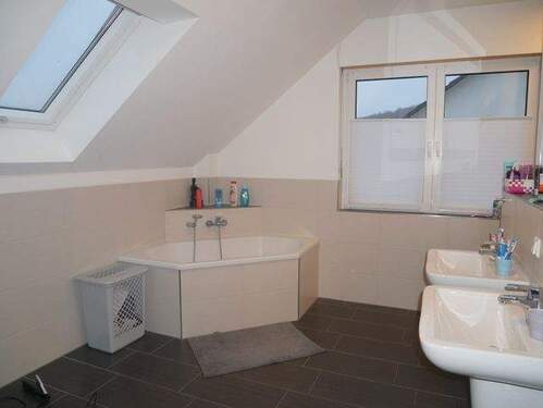 Tageslicht-Bad OG mit Wanne - 