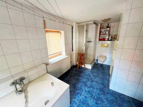 Tageslichtbad mit Dusche und Wanne - 