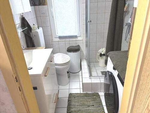 Bad mit Dusche - 