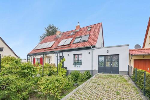 Vorderansicht - Liebevoll sanierte Doppelhaushälfte mit Einliegeroption und großem Garten