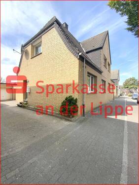 der Hauseingang u. die Zufahrt zur Garage - GEMÜTLICHES WOHLFÜHLHAUS MIT SCHÖNEM GARTEN!