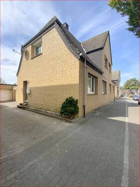 der Hauseingang u. die Zufahrt zur Garage - 3 Zimmer Doppelhaushälfte zum Kaufen in Selm