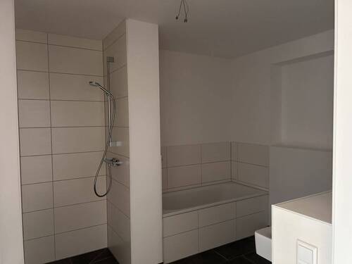 Bad mit Dusche und Badewanne - 