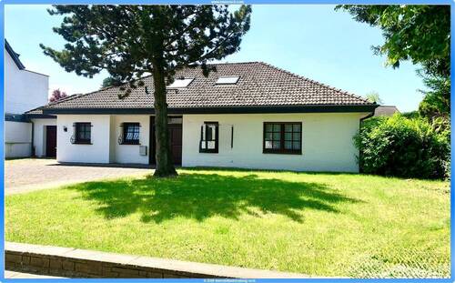 Frontansicht - Schönes, individuelles Einfamilienhaus, mit einem großen Raumangebot von 8 Zimmern in schöner Lage!!