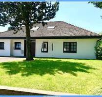 Schönes, individuelles Einfamilienhaus, mit einem großen Raumangebot von 8 Zimmern in schöner Lage!! - Korschenbroich