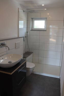 Bad mit Dusche - 