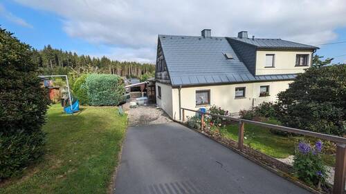 Außenansicht mit Zuwegung - 6 Zimmer Doppelhaushälfte in Bad Elster