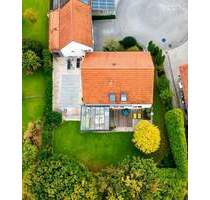 STILVOLL WOHNEN IN ESSENBACH - ARCHITEKTUR MIT POOL, WINTERGARTEN & DOPPELGARAGE FÜR DIE FAMILIE