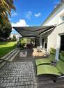 Terrasse mit Markise und Wintergarten - 