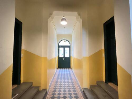 Im Hauseingang - 3 Zimmer Etagenwohnung zum Kaufen in Dresden