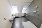 Bad mit Dusche - 
