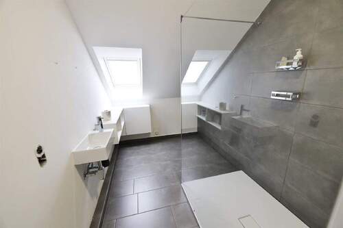 Bad mit Dusche - 