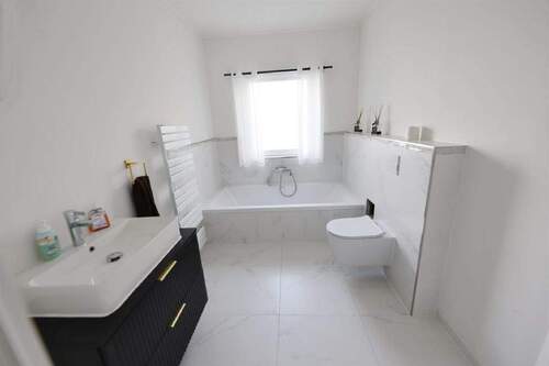 Bad mit Wanne - 