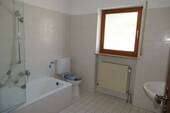 Bad mit Wanne und Fenster - 