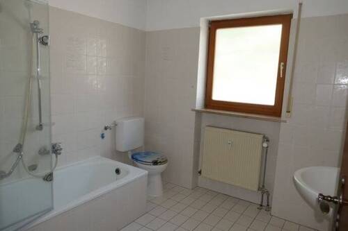Bad mit Wanne und Fenster - 