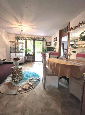 Wohnzimmer mit Blick zum Garten - 2 Zimmer Einfamilienhaus in München