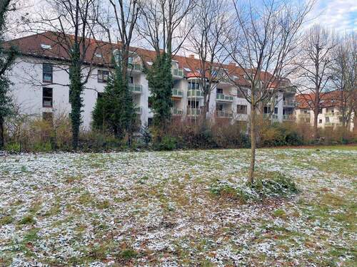 Rückansicht des Mehrfamilienhauses - 