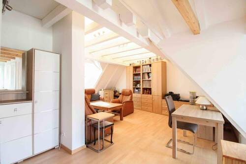 Eingangsbereich - Charmante Dachgeschosswohnung in denkmalgeschütztem Fachwerkhaus - vollständig saniert & modern