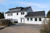 Eingangsbereich - Großzügiges Zweifamilienhaus mit ca. 389 m² Wohnfläche - ideal für Mehrgenerationen