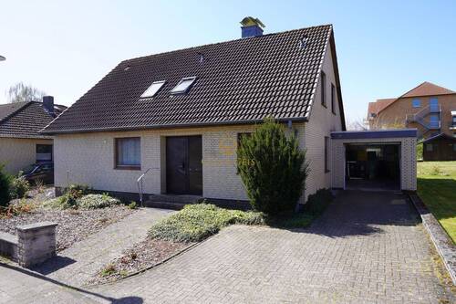Vorderseite mit Eingang und Garage - 8 Zimmer Einfamilienhaus zum Kaufen in Walsrode