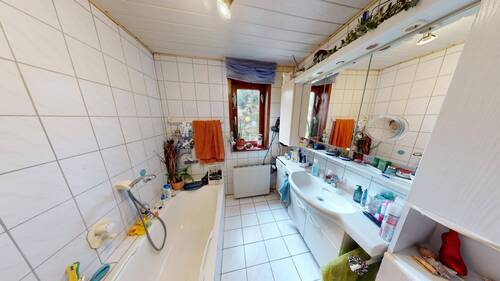 Eigengenutzt- Bad mit Wanne - 