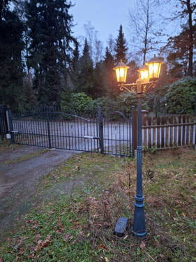 Einfahrt mit elektrischem Tor - 7 Zimmer Einfamilienhaus in Gifhorn