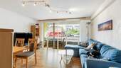 Wohnzimmer 1 - Lichtdurchflutete , energetisch sanierte 3-Zimmer-Wohnung mit Kaminofen und Sonnenloggia