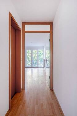 Flur mit Blick ins Wohnzimmer - 