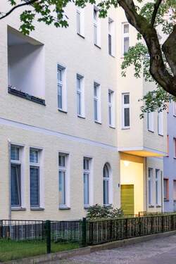 Fassade - Großzügige 3-Zimmer-Altbauwohnung im EG im grünen Reinickendorf - mit Perspektive zur Eigennutzung!