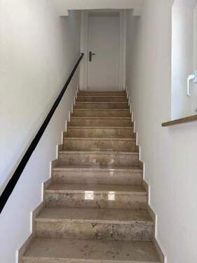 Zugang zum OG - 5 Zimmer Etagenwohnung in Berg
