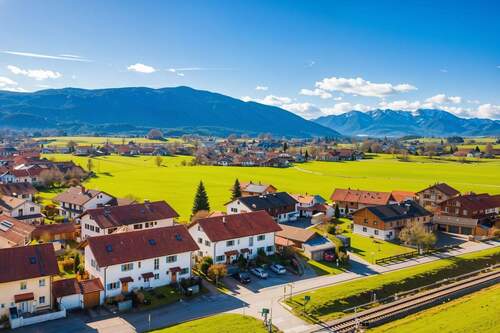 Overview mit Bergblick - (KI generiert) - 