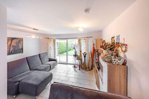 Wohnzimmer mit Zugang zum Garten - Reihenmittelhaus mit 132,00 m&sup2; in Reichersbeuern zum Kaufen