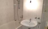 Badezimmer mit Badewanne - 