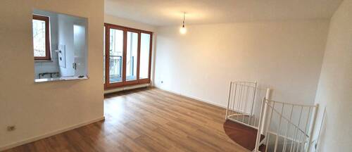 Wohnzimmer mit Wendeltreppe - 2 Zimmer Etagenwohnung zum Kaufen in Poing