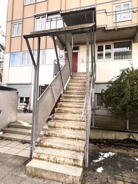 Detail: Treppenaufgang zur Wohnung - 