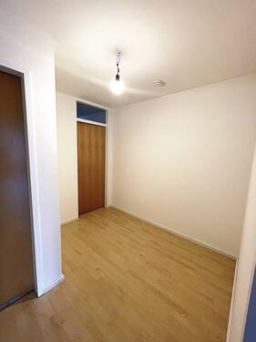 Großzügige Diele, z. B. nutzbar als Büro - 