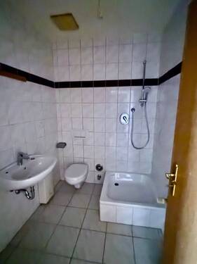 Bad mit Dusche - 