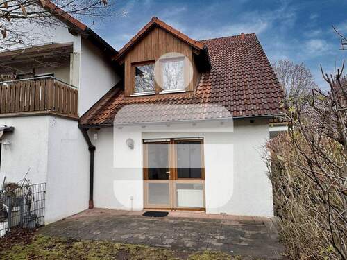 Gartenansicht - Wohngenuss mit Garten und Garage...Attraktive 3-Zi-EG-Wohnung in Adelsdorf