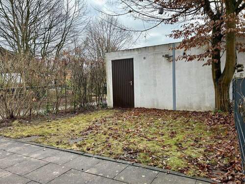 Terrasse mit Gartenbereich und angrenzender Garage - 