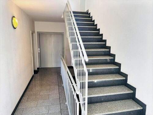 Treppenhaus - Etagenwohnung mit 76,40 m&sup2; in Frankfurt zum Kaufen