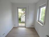 Wohnzimmer mit Blick zur Terrasse - 