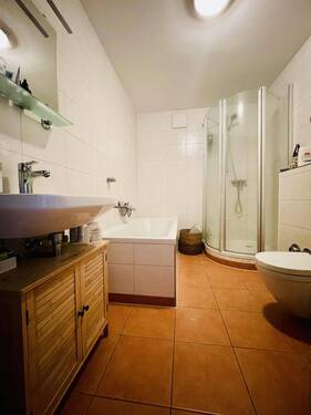 Bad mit Dusche und Badewanne - 