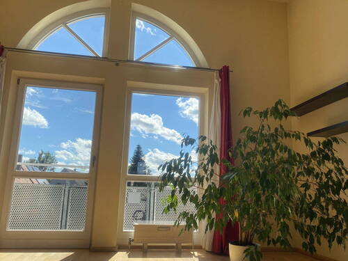Wohnzimmer - Lichtdurchflutet und über den Dächern Aichachs (4-Zimmer, Balkone) provisionsfrei!